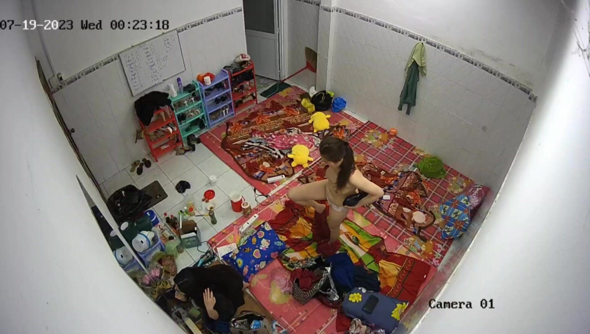 mấy bé KTV mặc mát mẻ như vậy bảo sao các anh thích đi hát - phần 6
